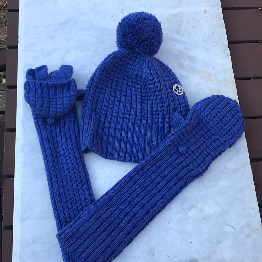 Lululemon hat and long glove / mittens combo